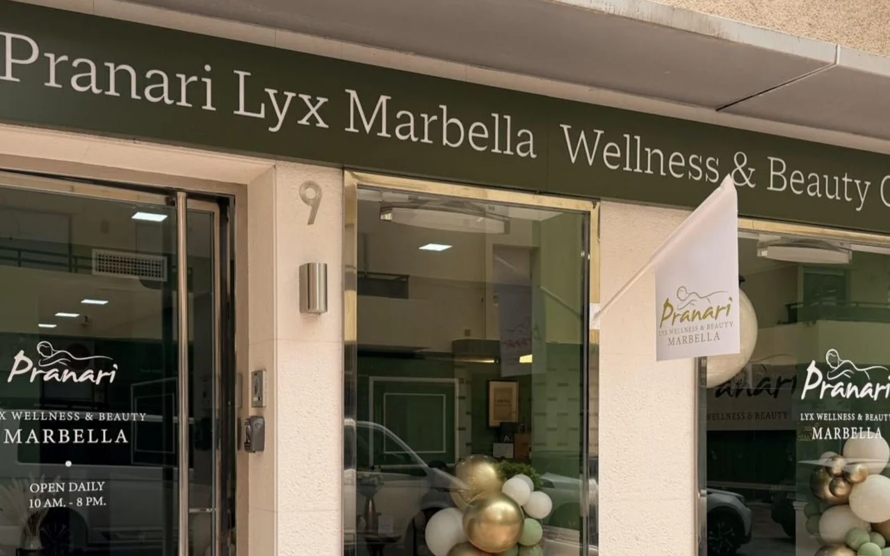 Das Marbella-Studio von Anchan Massage, ein Wellness- und Beautystudio mit grüner Front und weiß-goldenen Ballon-Arrangements neben dem Glaseingang.